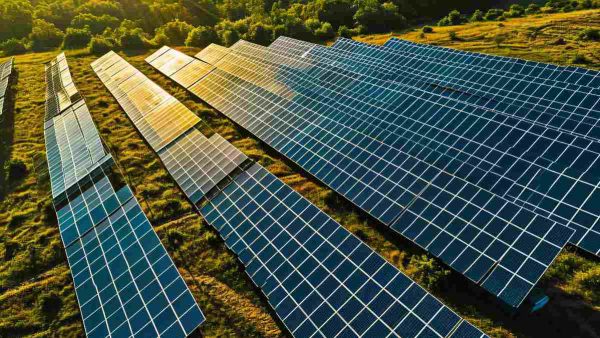 paneles_solares Las comunidades energéticas pueden aprovechar fuentes de energías renovables como la solar.