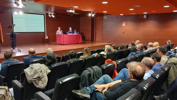 La jornada se ha celebrado en el Salón de Actos de la sede de la Comarca del Bajo Cinca, en Fraga La jornada se ha celebrado en el Salón de Actos de la sede de la Comarca del Bajo Cinca, en Fraga