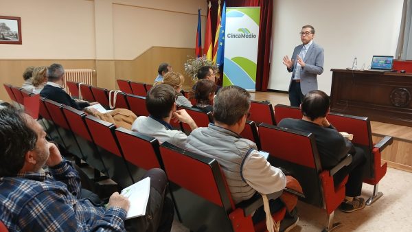 El desayuno informativo se ha celebrado en la sede de la Comarca del Cinca Medio este jueves, 23 de enero de 2025 Imagen de la charla sobre comunidades energéticas en Monzón, en la sede de la Comarca del Cinca Medio