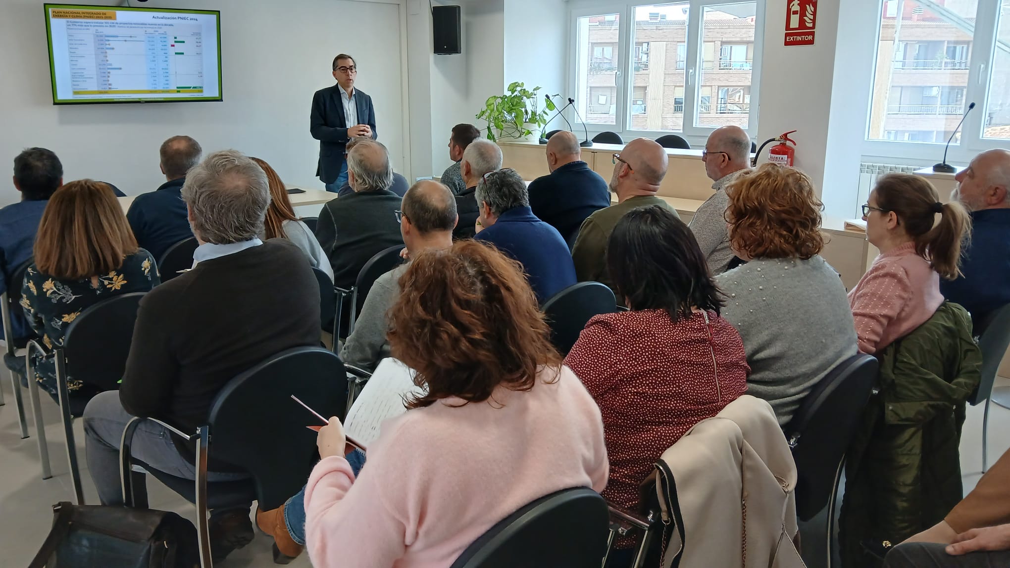 Participantes en el evento "Café y Renovables" en La Almunia de Doña Godina, organizado por la OTC Aragón Energía Propia