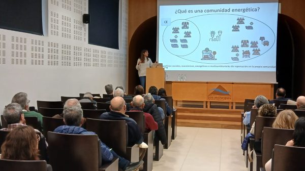 Charla sobre comunidades energéticas en «Café y Renovables» en Los Monegros Ponente explicando qué es una comunidad energética durante el evento "Café y Renovables" en Los Monegros, con público atento en la sala