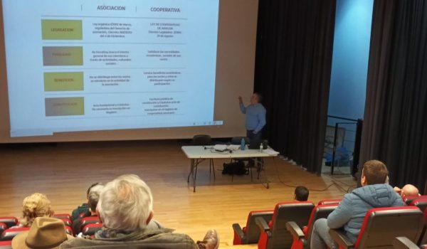 ornada informativa sobre comunidades energéticas en Calaceite El ponente Javier Cerrada presenta una comparativa entre asociaciones y cooperativas en una jornada informativa sobre comunidades energéticas en Calaceite.