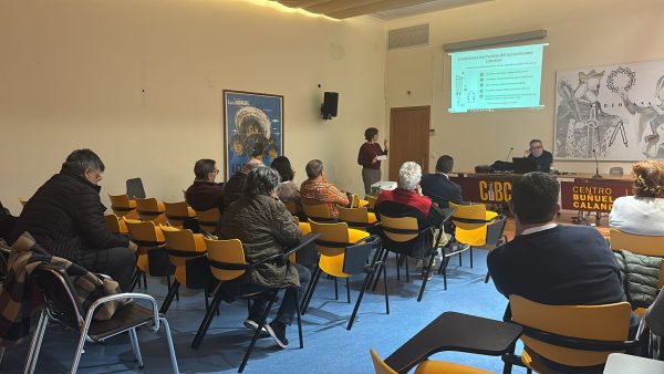 Vecinos, representantes de pymes y autoridades locales han participado en el encuentro sobre comunidades energéticas celebrado en el Centro Buñuel Calanda Personas asistiendo a una jornada informativa sobre comunidades energéticas en el Centro Buñuel Calanda