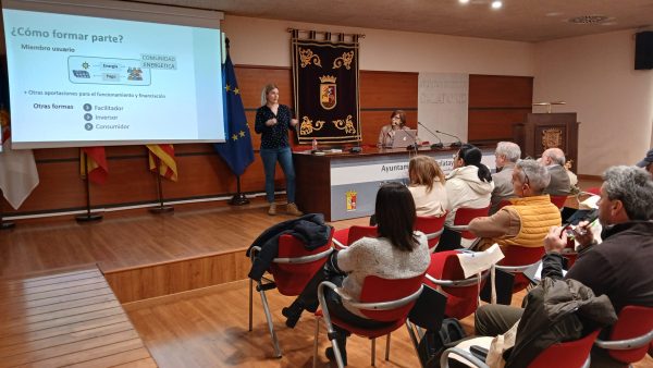 La charla sobre comunidades energéticas en Calatayud ha reunido a vecinos y a miembros de la Corporación local, entre otros Un momento de la charla sobre comunidades energéticas en el salón multiusos del Ayuntamiento de Calatayud