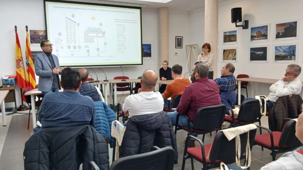 El desayuno informativo sobre comunidades energéticas ha tenido lugar en la sede de la Comarca de Bajo Aragón – Caspe Un momento de la charla sobre comunidades energéticas en Caspe