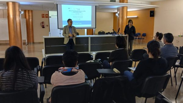 Los dos ponentes del desayuno informativo Café y Renovables: Construyendo Comunidades Energéticas resuelven dudas a los asistentes Los dos ponentes del desayuno informativo Café y Renovables: Construyendo Comunidades Energéticas resuelven dudas a los asistentes