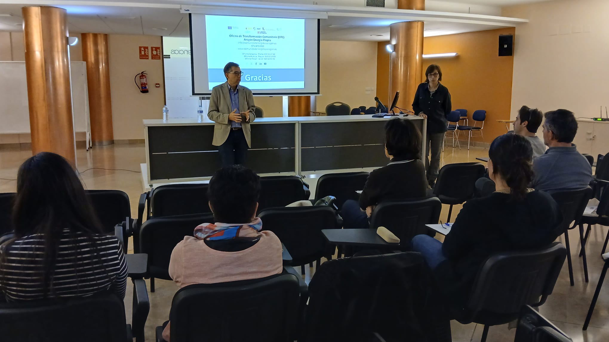 Los dos ponentes del desayuno informativo Café y Renovables: Construyendo Comunidades Energéticas resuelven dudas a los asistentes