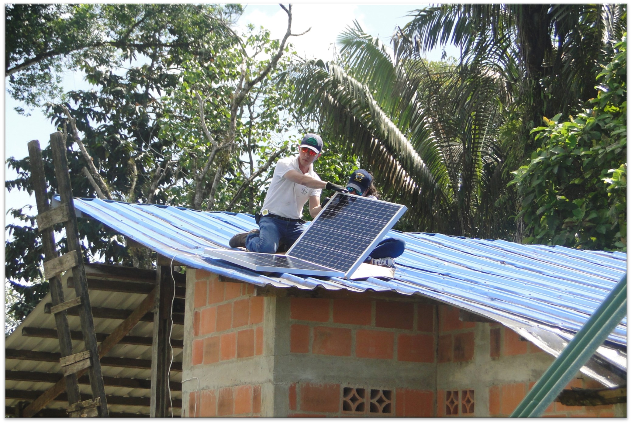 intalacion de placas solares en una casa rural de colombia